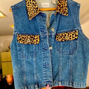 Denim cropped vest with leopard trim